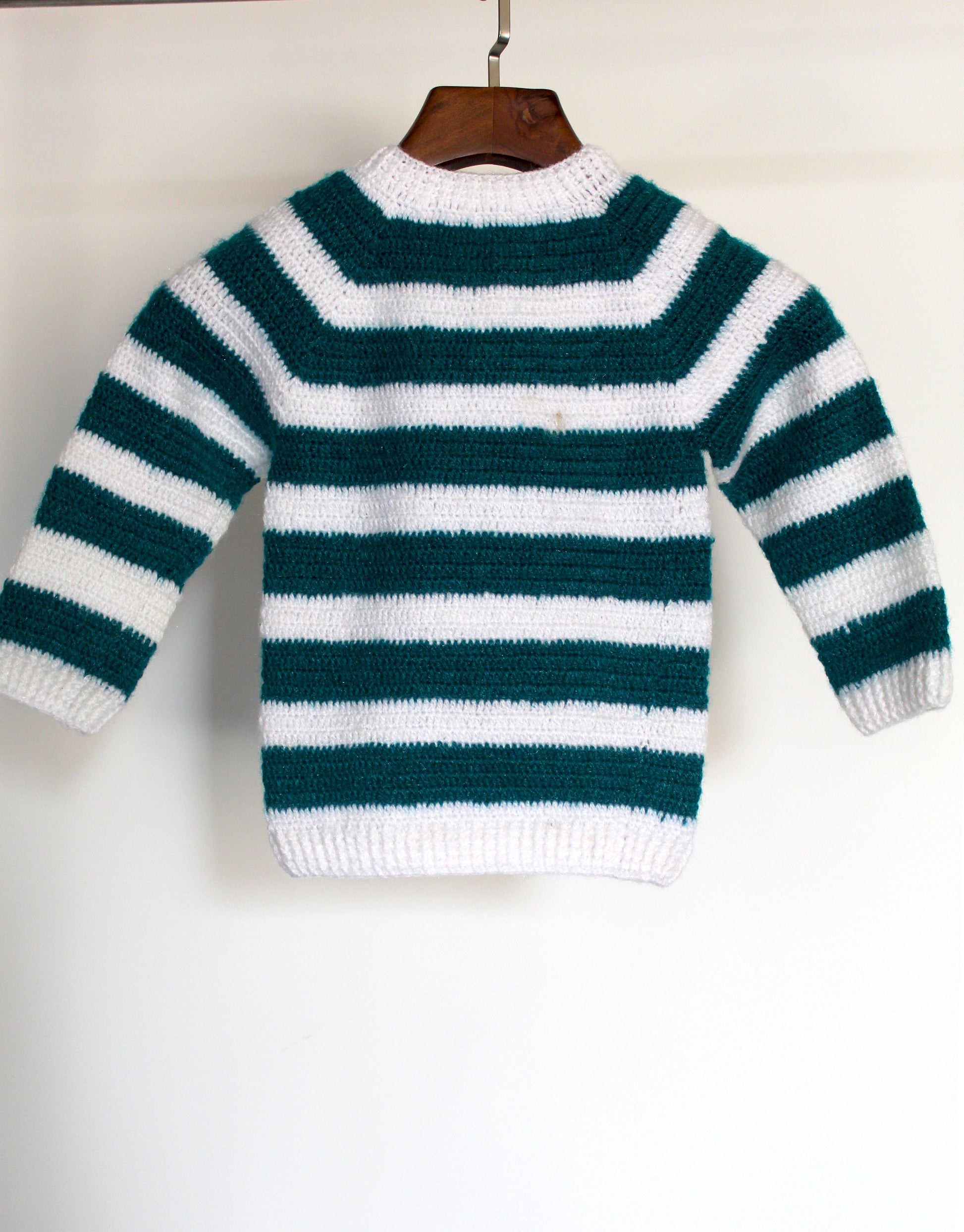 Pine White Combi Color Handmade Pullover Sweater Has A Round